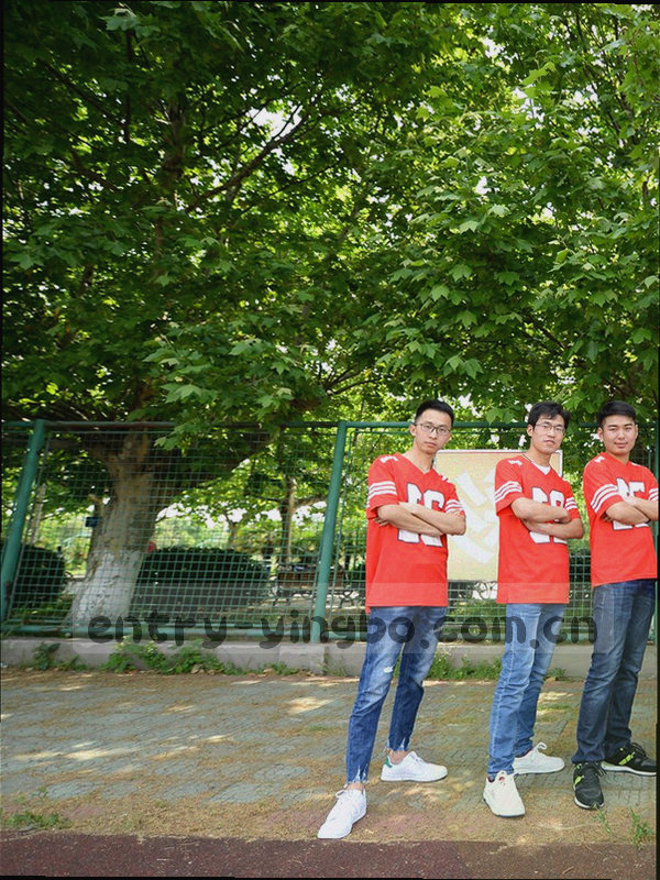 边线视角的球场透视，直线与网格向远处收拢